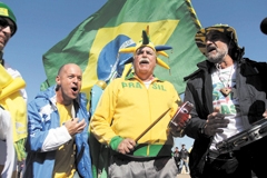 Torcida brasileira na África do Sul: eleições também merecem atenção especial